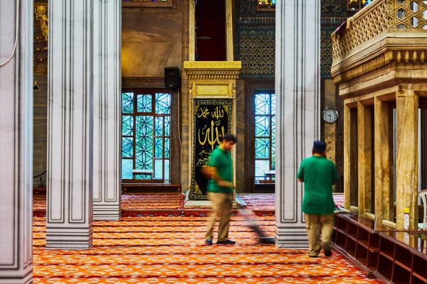Istanbul,,Turkey,,September,2018:,Male,Cleaners,With,Green,Shirts,Cleaning